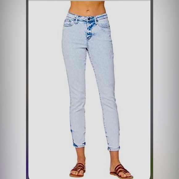 NWT- splendid jeans
Faded blue Mid-Rise
Waist 24
MSRP $124 - Picture 1 of 10